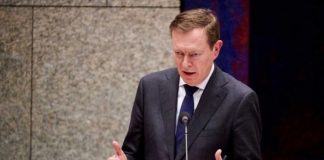Hollanda’da koronavirüs oturumunda bayılan Sağlık Bakanı istifa etti