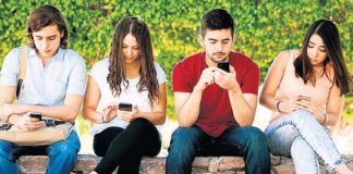 Her iki gençten biri mutlu değil!