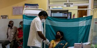 Hindistan’da koronavirüs aşısı diye tuzlu su enjekte ettiler