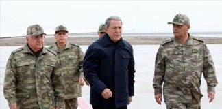 Bakan Akar ve komutanlar kritik bölgede!