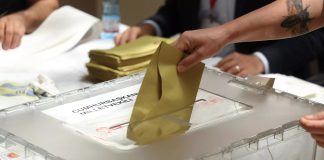 Seçmenin oy telaşı! Sabahın erken saatlerinde oy vermeye koştular! İlk oylar sandıkta