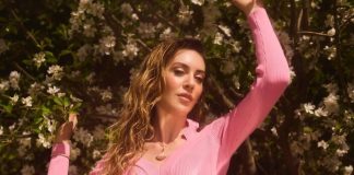 Tatilde olan Sinem Kobal’ın yepyeni poz!