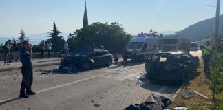 Önce refüje, sonra karşı yönden gelen otomobile çarptı!