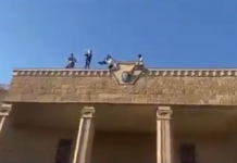 Kur’an-ı Kerim yakılmasına öfkelenen göstericiler İsveç Büyükelçiliği’ni bastı