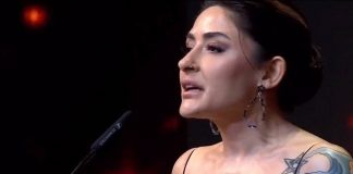 Melek Mosso, sahnede özür diledi