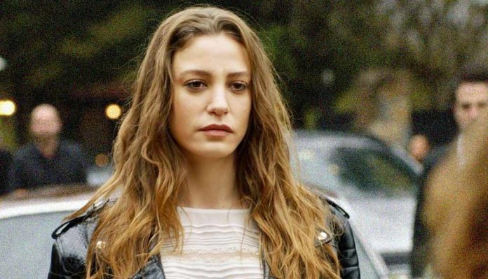 Bu-halini-unutun-Serenay-Sarikaya-yeni-dizisi-icin-saclarini-kisacik-kestirdi