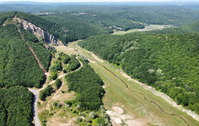 istanbul-un-suyunu-saglayan-baraj-kurudu-otlarla-16079751_8649_m