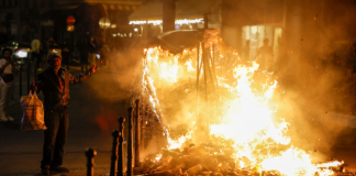 Kaosa sürüklenen Fransa’da tahliyeler başladı