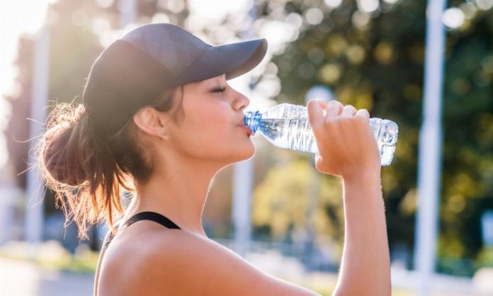 ne-nado-dazhe-letom-pit-vodu-xolodnoj-pochemu-rasskazala-otolaringolog-faride-xajrulin-1689941548-827