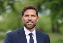 Protestocular belediye başkanının evini yanan bir araçla hedef aldı!