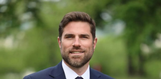 Protestocular belediye başkanının evini yanan bir araçla hedef aldı!