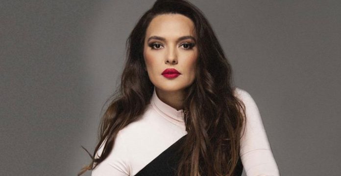 755x390-demet-akalinin-annesini-goren-sasirip-kaldi-917