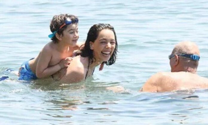 azra-akin-ailesiyle-bodrum-tatilinde-pH1AqbCb-700x420