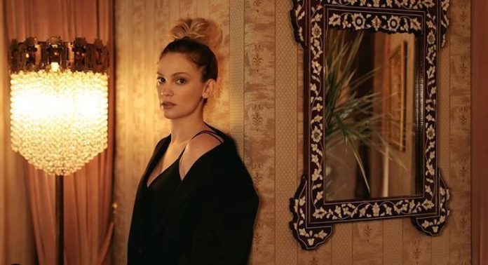 farahzeynepabdullah-gl1