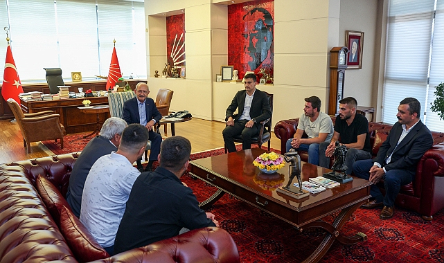 kilicdaroglu-2016-da-isid-in-sehit-ettigi-fethi-sahin-in-ailesi-ile-chp-genel-merkezi-nde-bir-araya-geldi-9348