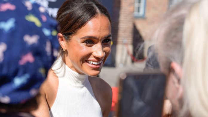 sussex-dusesi-meghan-markle-kraliyet-gorevindeyken-ciddi-tehditler-aldi-jvwN