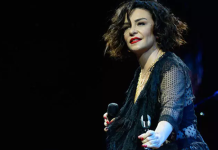 Ünlü şarkıcının başına konseri sırasında isabet etti!