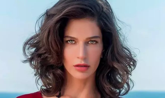 berrak-tuzunatac-kalca-dansi-ve-tulumuyla-dikkat-cekti-110804-20240117