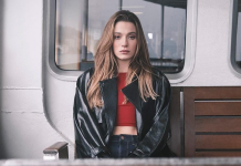 Sümeyye Aydoğan ayna pozuyla mest etti!