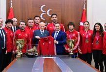 Bahçeli Güreş Milli Takımı’nı kabul etti!