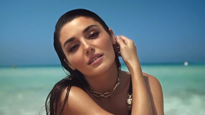 hande-ercel-bikini-swimsuit-hot-turkish-actress- (11)