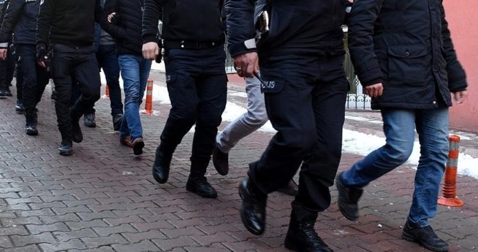 1180x622-izmir-dahil-13-ilde-sahte-belgeyle-universite-okuyanlara-operasyon-30-gozalti-1709712545224