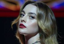 Melis Sezen yağmurlu havada denize girdi!