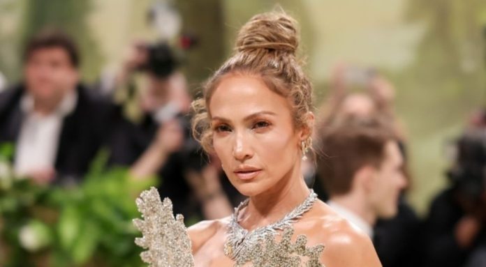 114781-jennifer-lopez-gala-tarziyla-yine-adindan-soz-ettirdi-664da1cd37305