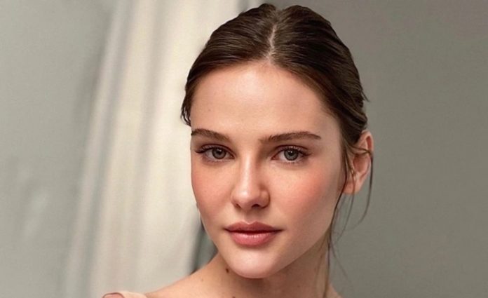 unlu-oyuncu-alina-boz-askin-olayim-sarkisini-soyledi-galatasaray-a-kufur-etti_822b6