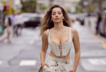 Özge Özacar güzelliğiyle dikkatleri üzerine çekti