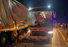 Adana’da yolcu otobüsü tıra çarptı!