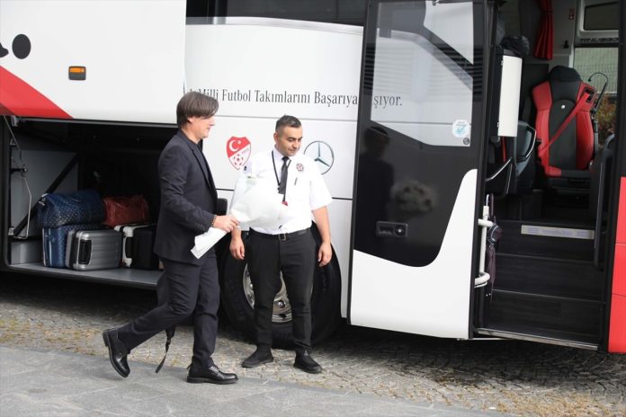 A-Milli-Takim-Izlandaya-Uctu