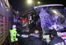 Denizli’de yolcu otobüsü tıra çarptı!