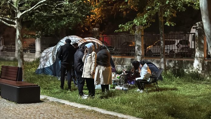 İstanbul - Deprem sonrasında evlerine girmeye çekinenler çad