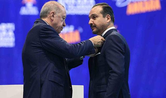 cumhurbaskani-erdogan-ak-partiye-katilan-zorluya-rozet-takti-20250121AW37-986