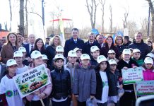 Bakan Kurum çocuklarla ağaç dikti