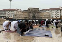 4 asırlık camide bayram namazı
