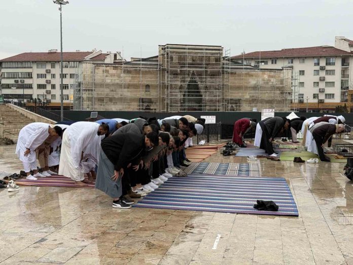 yagmura-ragmen-disarida-saf-tuttular-4-asirlik-camide-bayram-namazi-kildilar-4-qnKRb6Gv_tepe