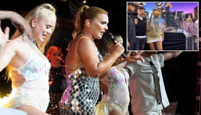 demet-akalina-konserinde-taciz-soku-her-tarafimi-20244829_9579_amp (1)